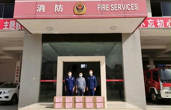 向市消防局筹捐口罩