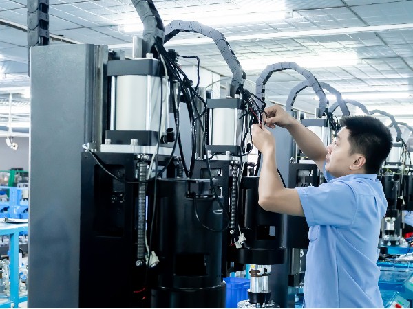 守护产线心脏：<i style='color:red'>高频感应焊接机</i>精准维护与故障排除手册