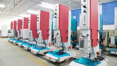 33年专注，全球引领：<i style='color:red'>灵科超声波焊接</i>机助力新会智造飞跃